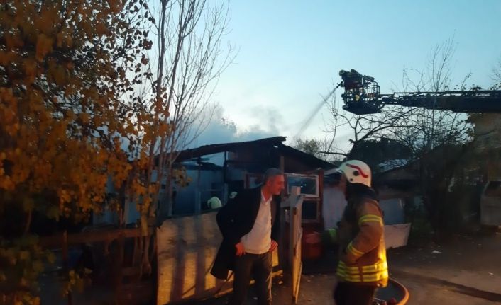 Pendik’te evin alev alev yandığı anlar kamerada