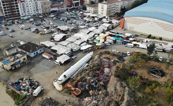 Pistten çıkan uçak bir ilçenin başına dert oldu