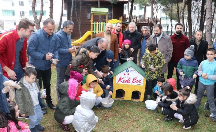 Postacılar artık gittiği her sokağa mama bırakacak