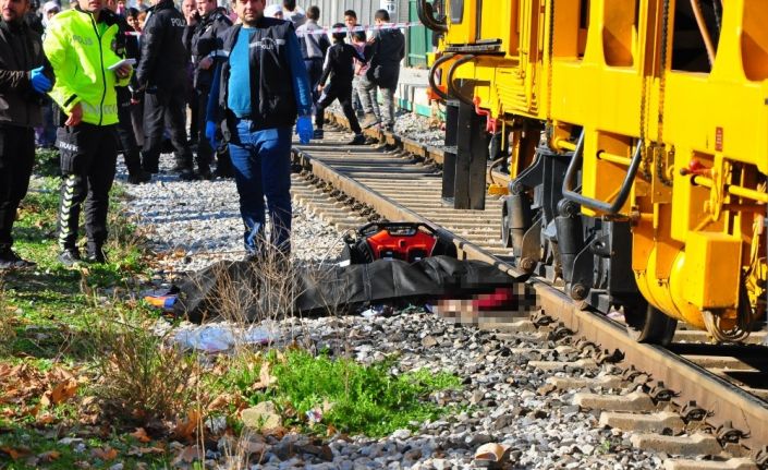 Raylara düşen kadın demir yolu bakım aracının altında can verdi