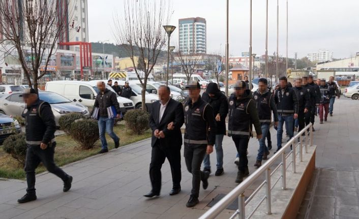 Sahte evraklarla insan kaçakçılığı yapan çeteden 4’ü tutuklandı