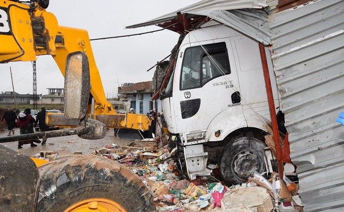 Şanlıurfa’da tır markete daldı: 4 yaralı