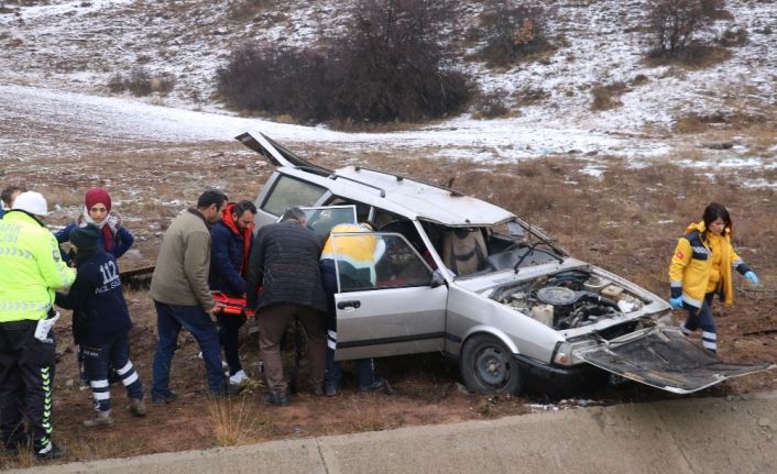 Şarampole devrilen otomobil hurdaya döndü: 4 yaralı