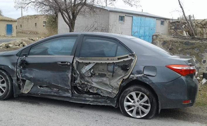 Seyir halinde kendini vurdu, otomobili kaymakamın aracına çarptı