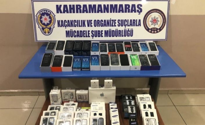 Seyyar satıcıdan 90 bin liralık kaçak telefon çıktı