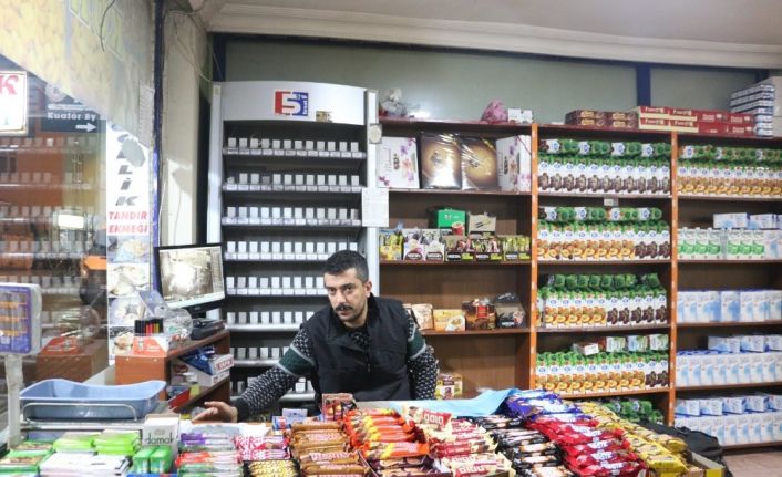 Siirt’te hırsızların marketten sigara çaldığı anlar kamerada