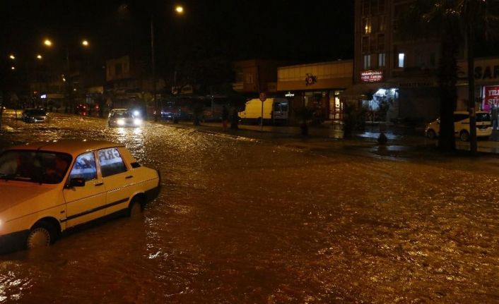 Sulama kanalı taştı ana yol sular altında kaldı