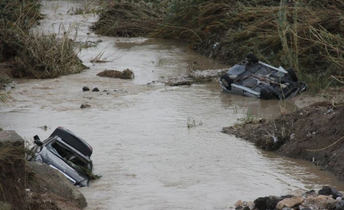 Sular çekildi, sele kapılan otomobiller ortaya çıktı