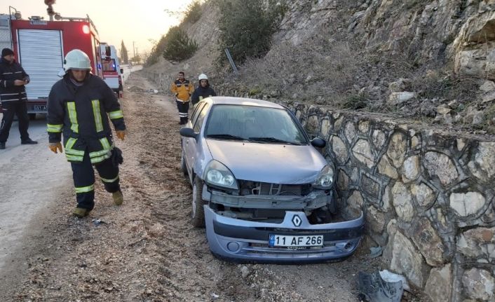 Sürücü direksiyon hâkimiyetini kaybetti, otomobil istinat duvarına çarparak durabildi