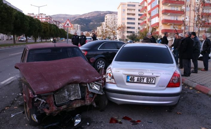 Sürücüsü olmayan araç 3 otomobile çarptı: 2 yaralı