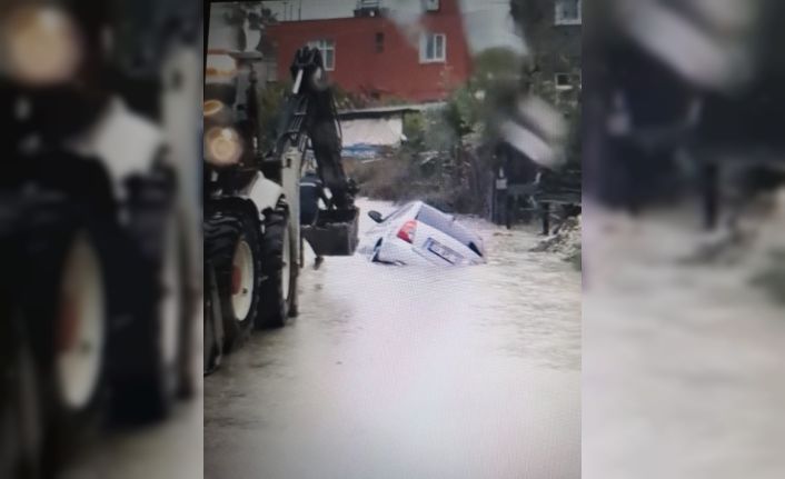 Suya gömülen araç iş makinasıyla çıkarıldı