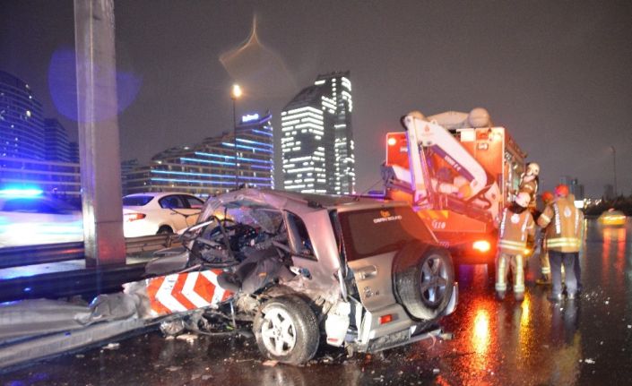 TEM Otoyolunda kaza yapan cip bariyerlere ok gibi saplandı