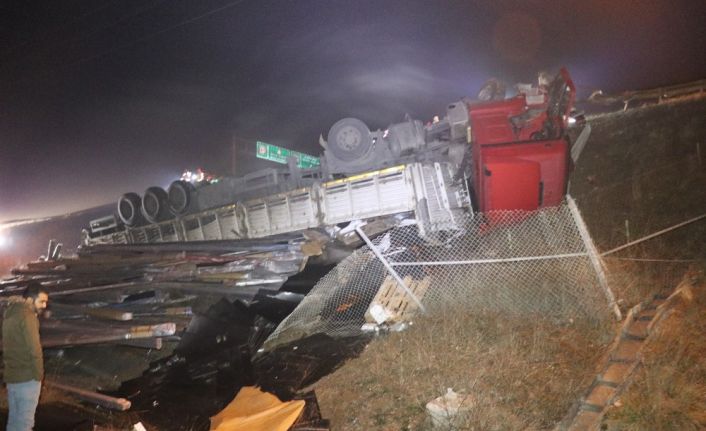 TEM’de bariyerlere çarpan tır şarampole yuvarlandı