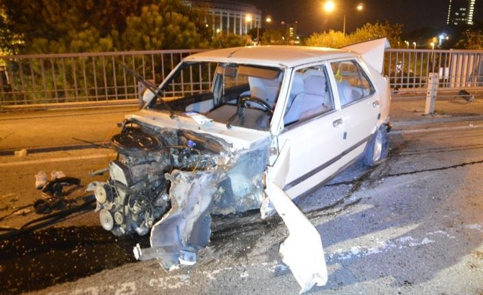 Trafik ışıklarına ve bariyerlere çarpan otomobil hurdaya döndü: 2 yaralı