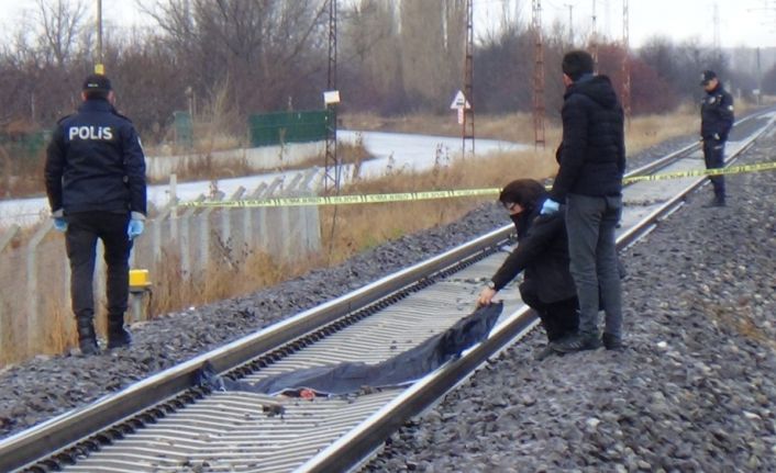 Tren raylarında parçalanmış kadın cesedi bulundu