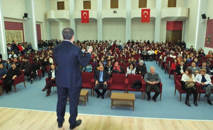 Yalnız insanlar teknolojiye daha çok bağımlı