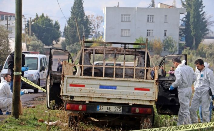 Yanan kamyonette küle dönmüş erkek cesedi bulundu