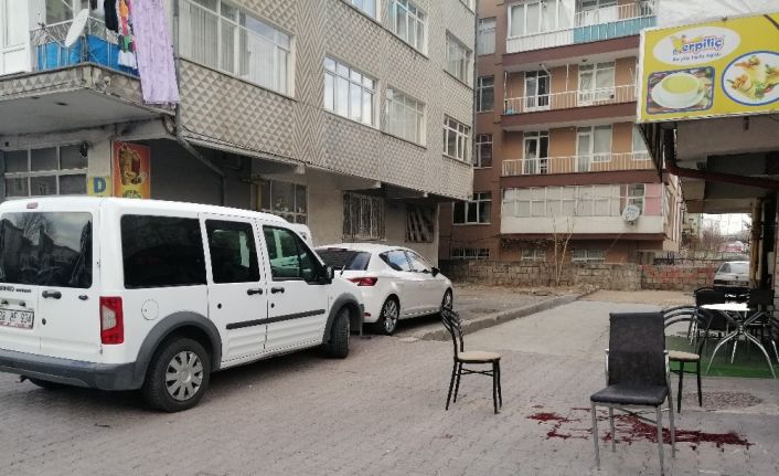 Yaslandığı demir korkuluk kırıldı, 2. kattan yere çakıldı