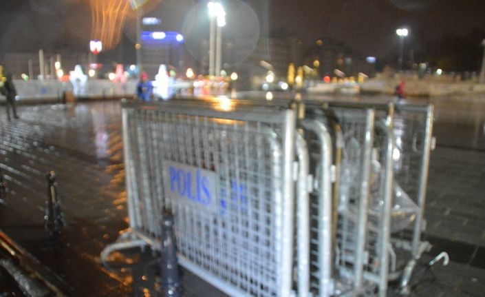 Yılbaşı öncesi Taksim Meydanı’na polis bariyerleri getirildi