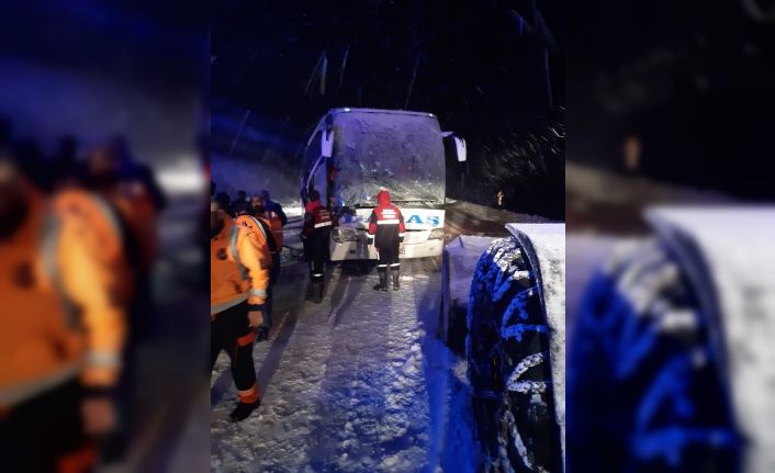 Yolcu otobüsü kar küreme aracıyla çarpıştı:1 ölü