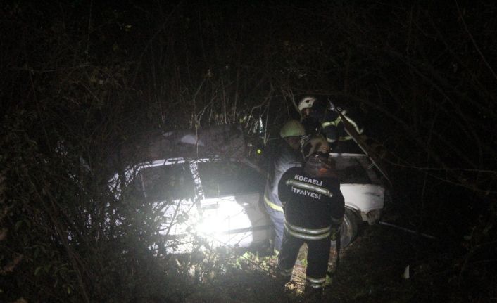 Yoldan çıkan otomobil 20 metre aşağı uçtu: 3 yaralı