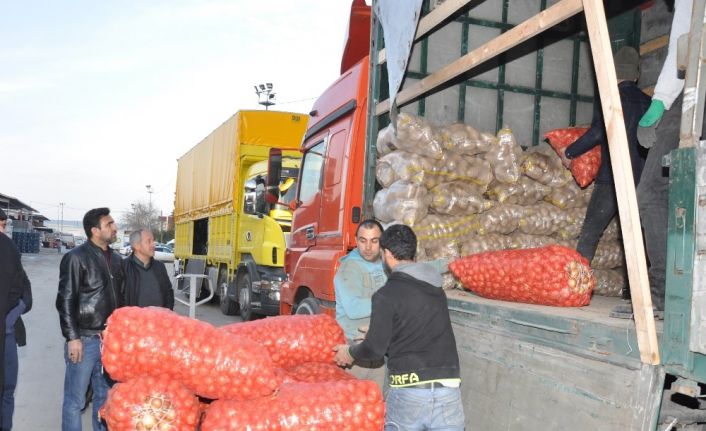 Adana’dan depremzedelere 2 tır dolusu sebze ve meyve