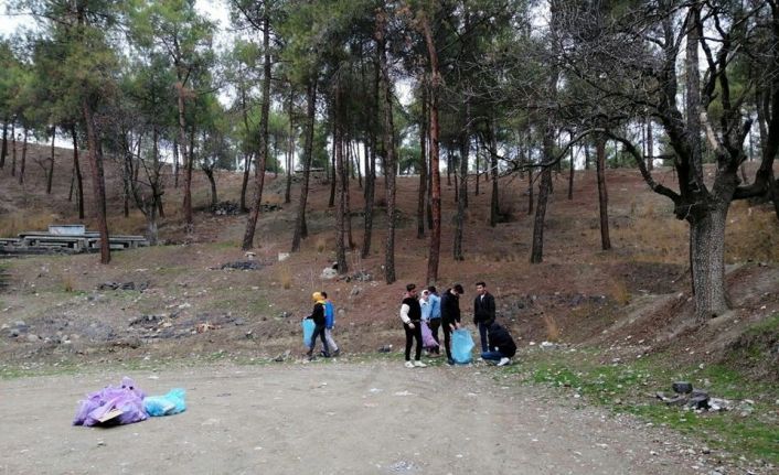 AK Partili gençlerden çevre temizliği