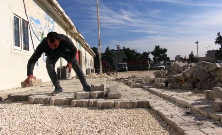 Akçakale Belediyesinden okul bahçesine parke taşı