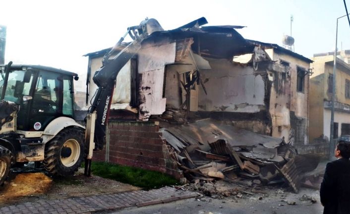 Akdeniz ilçesinde metruk binaların yıkımı sürüyor