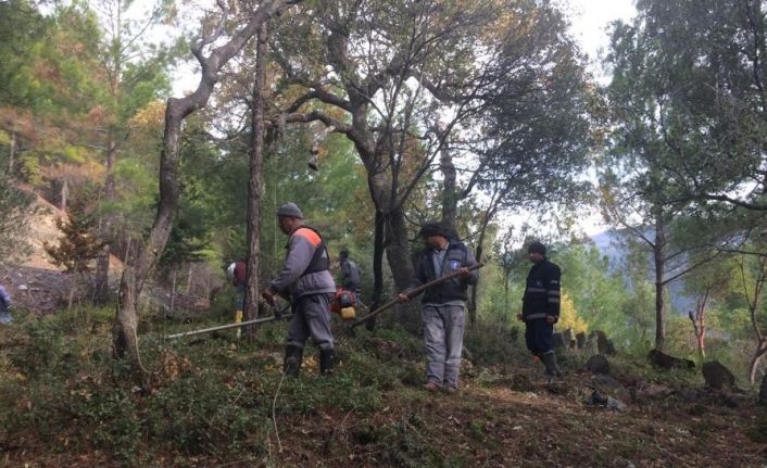 Alanya’daki mezarlıklarda 86 kişilik ekiple temizlik