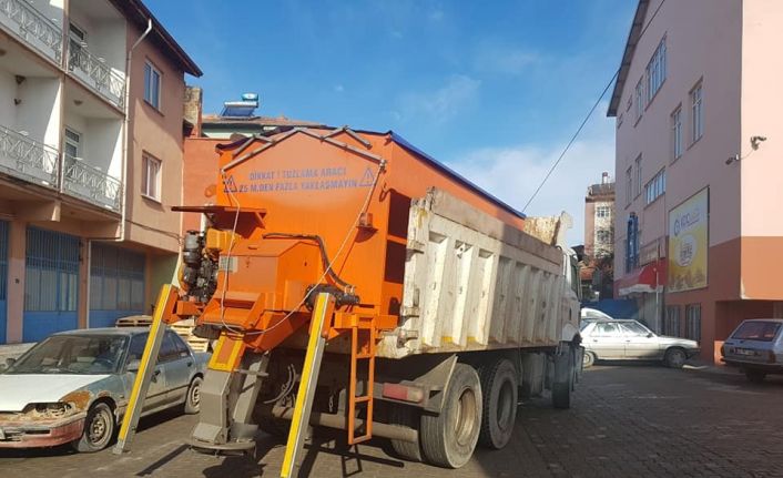 Altıntaş Belediyesi karla mücadele için tuzlama aracı aldı