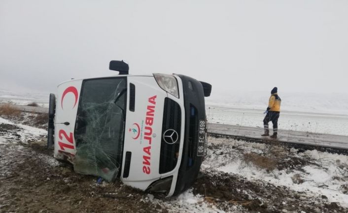 Ankara’da hasta taşıyan ambulans devrildi: 5 yaralı