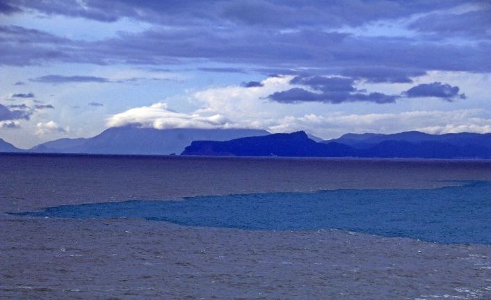 Antalya Körfezi iki ayrı renge büründü