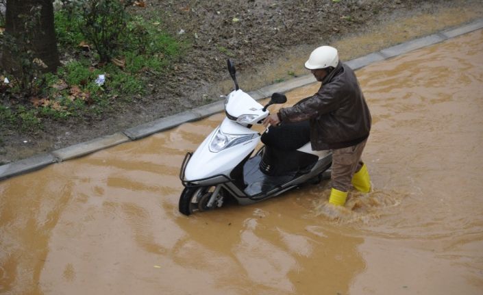 Antalya’da sağanak su baskınlarına neden oldu