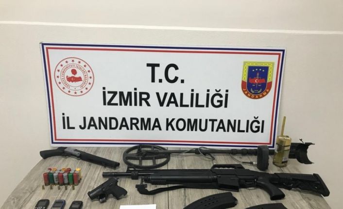 Aranan şahısların üzerlerinden çıkanlar şoke etti