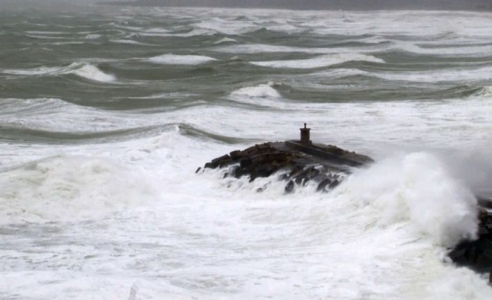 Arnavutköy Karaburun’da dev dalgalar oluştu