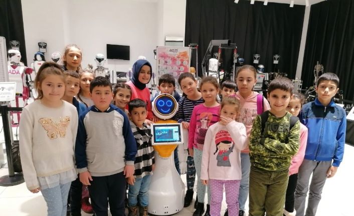 Bağcılarlı minikler robotlarla bir gün geçirdi