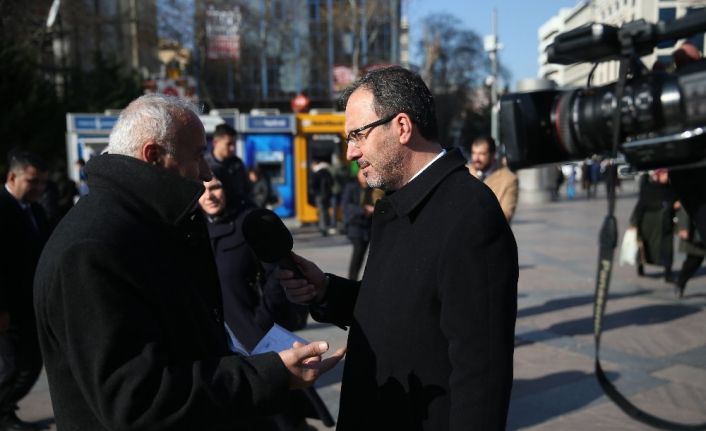 Bakan Kasapoğlu, Gazeteciler Günü’nde muhabir oldu, sokağa çıktı