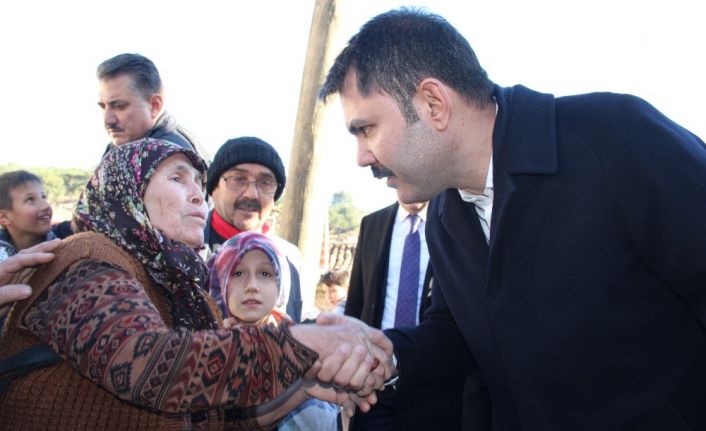 Bakan Kurum depremde hasar gören mahalleleri gezdi