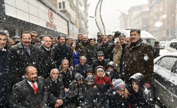 Bakan Soylu kar yağışı altında esnafı ziyaret etti