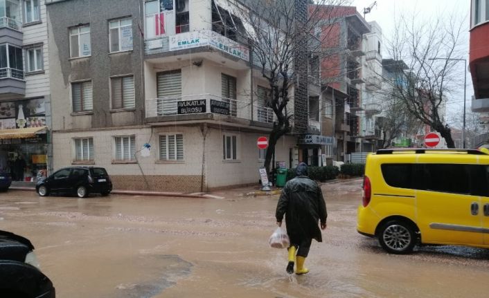 Bandırma-Erdek yolu yağıştan dolayı ulaşıma kapandı