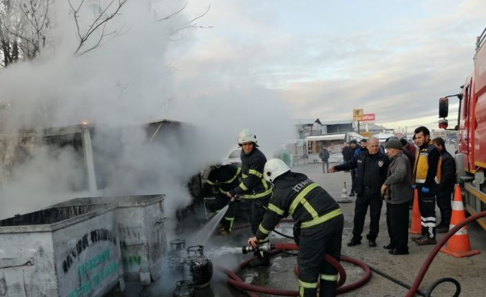 Barakadaki yangın az kalsın otomobili yakıyordu