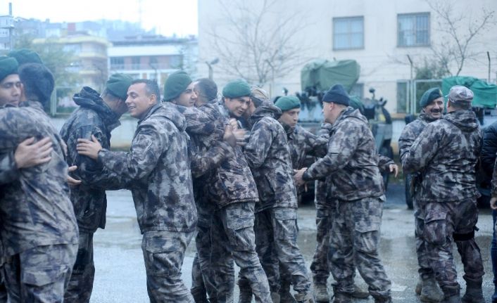 Barış Pınarı Harekatı’ndan dönen Polis Özel Harekata mehterli karşılama