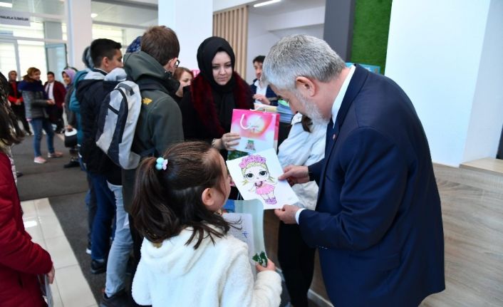 Başkan Başdeğirmen’den öğrencilerin yarıyıl hediyesi