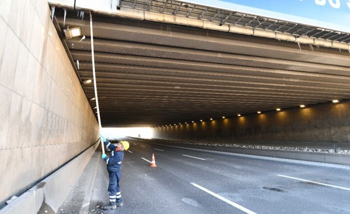 Başkent’te buz sarkıtlarıyla mücadele