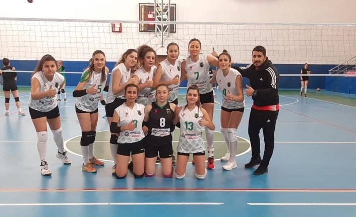 Bayan Voleybol takımı rakip tanımıyor