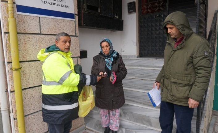 Belediye personeli bulduğu poşeti sahibine ulaştırdı