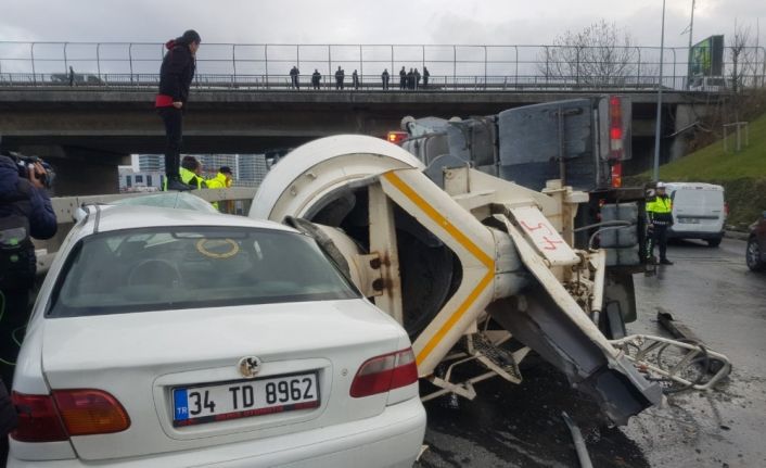 Beton mikseri otomobilin üzerine devrildi