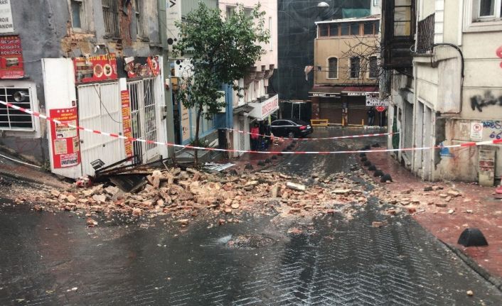 ⁃Beyoğlu’nda 2 katlı metruk binada çökme