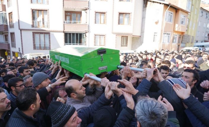 Bıçaklanarak hayatını kaybeden lise öğrencisi toprağa verildi